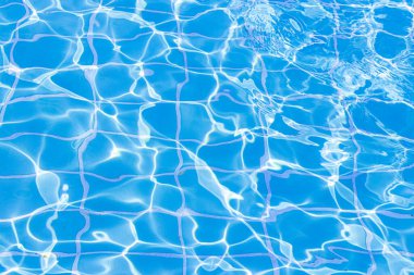 Mavi yüzme havuzu su yüzeyi ve dalgalı arka plan. Yazın yüzme havuzundaki soyut yansıma nedenleri.
