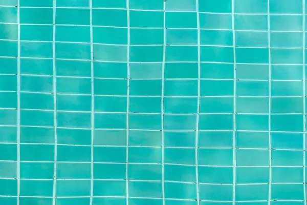 Türkisfarbene Wasseroberfläche Schwimmbad Und Wellenhintergrund Sommer Abstrakte Spiegelung Laugen Schwimmbad — Stockfoto