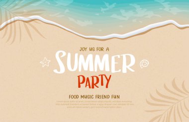 Kumsalda yumuşak dalgalar ve köpüklerle yaz partisi.