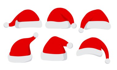 Beyaz arka planda bir takım Noel Baba şapkası. Noel şapkaları izole edilmiş.