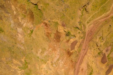 Kurak arazinin drone fotoğrafı ve yaz günü içinde bir patika..
