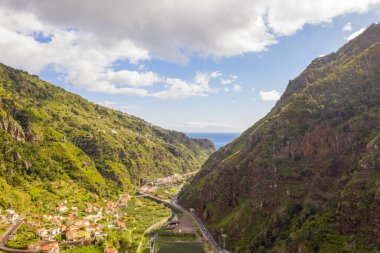 Yaz günlerinde dağ vadisinin ve yolların drone fotoğrafları.