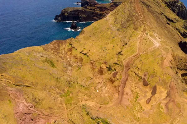 Fotografía Drones Senderos Montañosos Cerca Del Mar Durante Día Verano — Foto de Stock