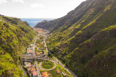 Yaz günlerinde dağ vadisinin ve yolların drone fotoğrafları.