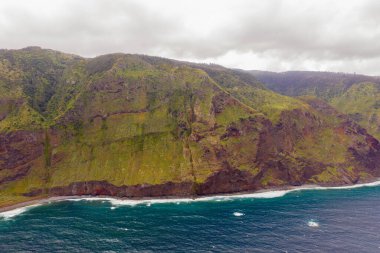 Bulutlu yaz gününde Madeira adasının kıyı şeridi insansız hava aracı görüntüsü