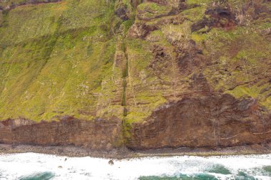 Küçük bir dağ deresinin insansız hava aracı fotoğrafçılığı ve yaz günü denizde biten bir şelale.