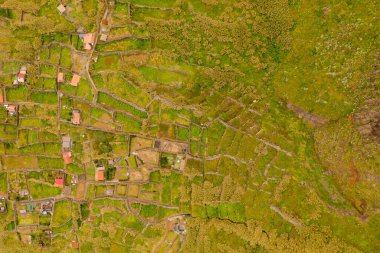 Bulutlu yaz gününde terk edilmiş küçük köyün insansız hava aracı görüntüsü