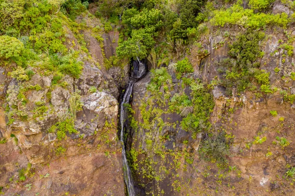 小さな渓流と夏の日の滝のドローン撮影 — ストック写真