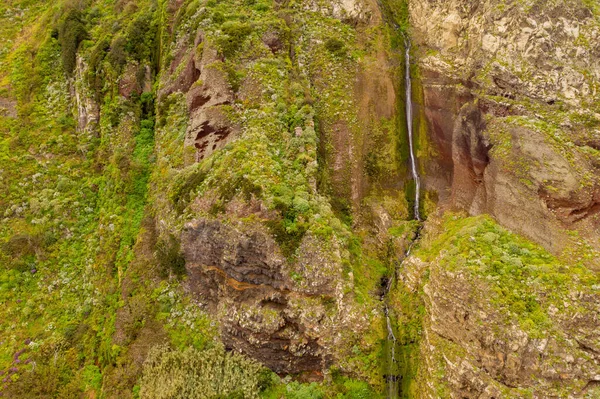 Вид Дрон Малого Гірського Водоспаду Під Час Похмурого Літнього Дня — стокове фото