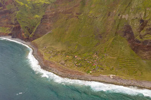 Drone Vista Costa Pequeño Pueblo Abandonado Durante Día Nublado Verano — Foto de Stock