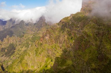 Yaz günü sise gömülen dağ zirvesinin insansız hava aracı görüntüsü