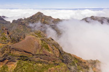 Yaz günü sise gömülen dağ zirvesinin insansız hava aracı görüntüsü