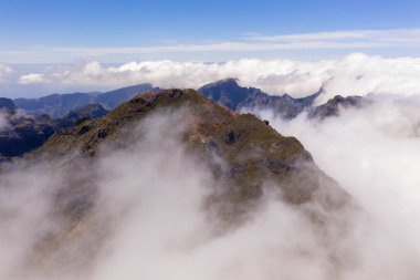 Yaz günü sise gömülen dağ zirvesinin insansız hava aracı görüntüsü
