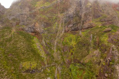 Yaz günü boyunca dağ yürüyüşü yolunun drone görüntüsü