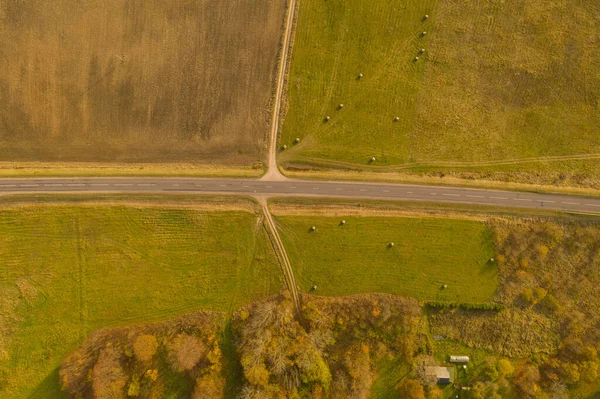 Yaz boyunca tarım arazisinden geçen üst görüş yolunun insansız hava aracı fotoğrafları