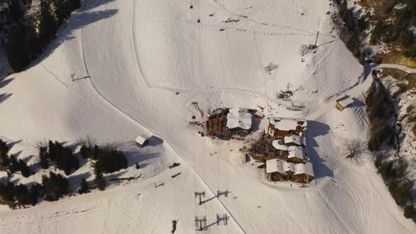 Drone Vídeo Declive Céu Montanha Skying Declive Restaurante — Vídeo de Stock