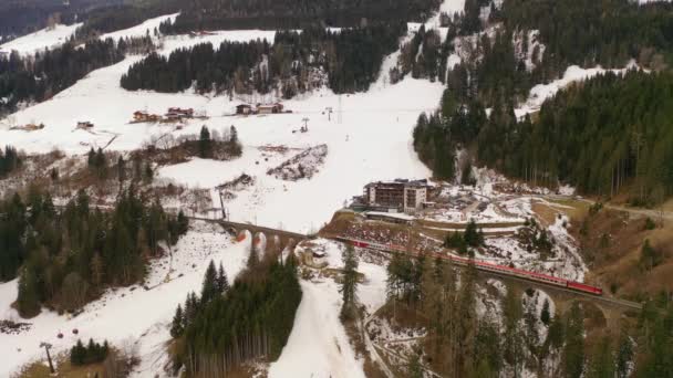 滑雪场 人们滑雪 火车过桥和滑雪电梯的无人机视频 — 图库视频影像