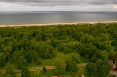 Bulutlu yaz gününde deniz, sahil ve ormanın insansız hava aracı görüntüleri