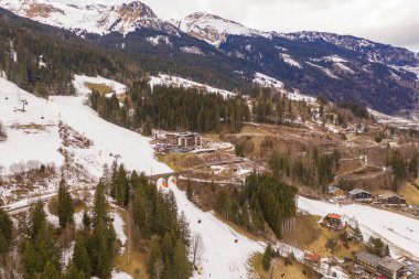 Dağ gökyüzü yamacının drone fotoğrafçılığı, yamaçtan geçen demiryolu köprüsü ve bulutlu kış gününde gökyüzü kaldırışları