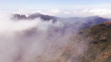 Bulutların, sıradağların ve vadilerin insansız hava aracı görüntüleri