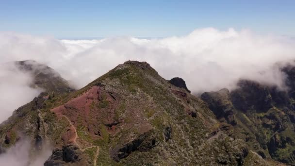 Съемка Беспилотника Горной Пешеходной Тропы Вершине Горы Облачному Ландшафту — стоковое видео