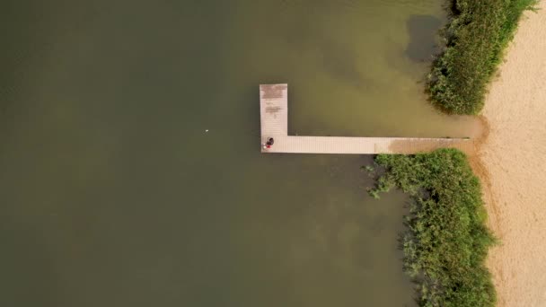 Drone Filmato Uomo Molo Pesca Del Pesce Lago — Video Stock