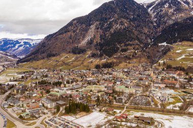 Bulutlu kış gününde dağ alp kasabasının drone fotoğrafçılığı