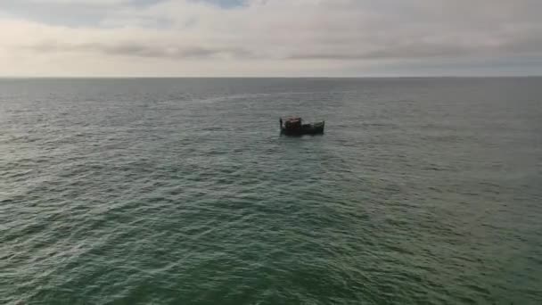 旧船和渔民在海上捕鱼的无人机录像 — 图库视频影像