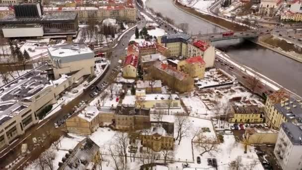 Drone Záběry Zimní Městské Krajiny Řeky Auta Jedoucí Během Zimního — Stock video