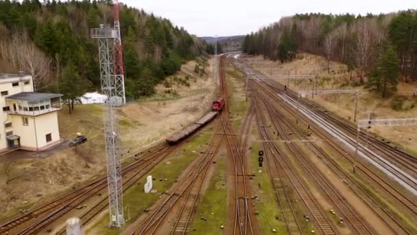 Drone Bilder Tåg Som Kör Med Människor Deras Vagn Bilar — Stockvideo