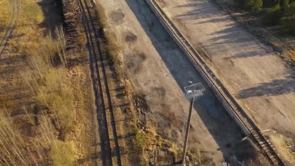 夏の晴れた日にプラットフォーム上で終わる古い錆びた鉄道のドローン映像 — ストック動画