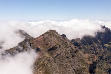 Dağ zirvelerinin drone fotoğrafçılığı ve yaz güneşli bir günde dağ sıra bulutları durdurma. Yüksek açı görünümü