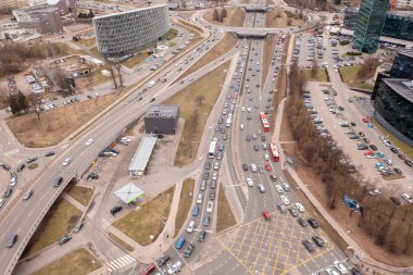 Bulutlu bir bahar gününde büyük bir şehir kavşağında trafik sıkışıklığının insansız hava aracı fotoğrafçılığı