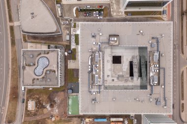 Bulutlu bahar gününde ofis çatılarının drone fotoğrafları. Tam üstte