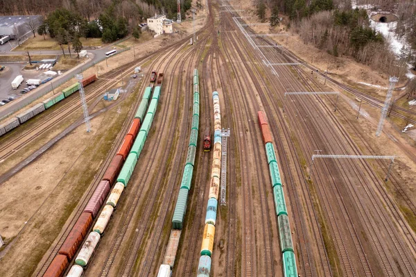 Φωτογραφία Drone Σιδηροδρομικής Αποθήκης Βαγονιών Φορτίου Και Τρένου Κατά Χειμερινή — Φωτογραφία Αρχείου