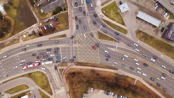 春日多云天气下大城市交叉口交通繁忙的无人机画面 就在正上方 — 图库视频影像