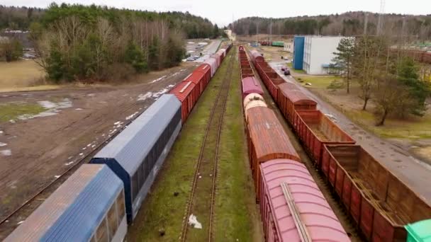 Drone Záběry Železničního Depa Vagónů Během Zimního Oblačného Dne — Stock video