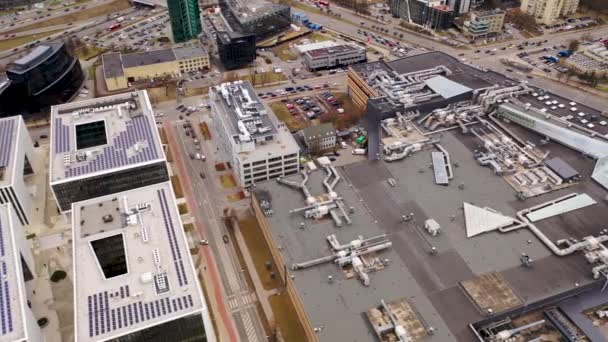 多云的春日 办公室 购物中心 公寓楼 停车场和道路的无人机画面 高角度视图 — 图库视频影像