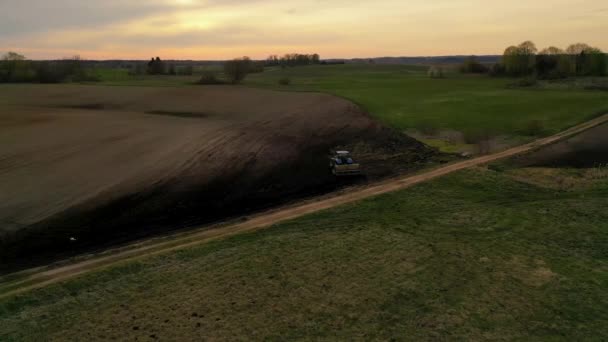 Nagranie Dronów Pola Uprawnego Rolnika Prowadzącego Ciągnik Podczas Wiosennego Zmierzchu — Wideo stockowe