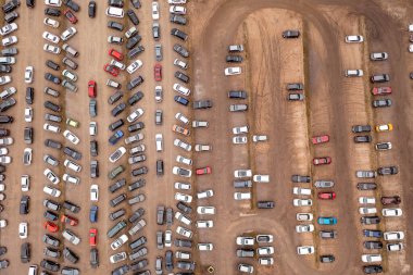 Bulutlu bahar gününde büyük otoparkın insansız hava aracı fotoğrafçılığı. Tam üstte