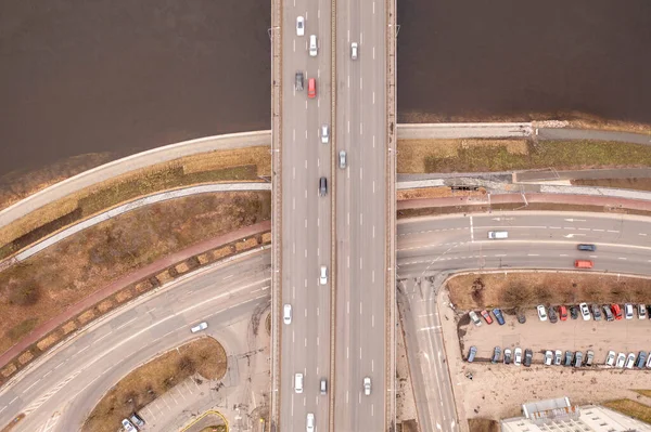 Drohnenaufnahmen Von Brücke Über Fluss Und Autos Bewegung Bewölkten Frühlingstagen — Stockfoto