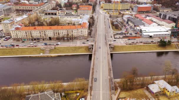 在多云的春日里 河上的桥和城市景观的无人机画面 高角度视图 — 图库视频影像