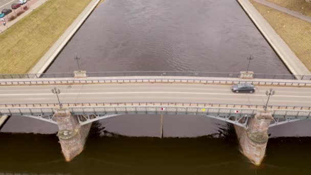 Imagini Drone Pod Peste Râu Peisaj Urban Timpul Zilei Tulbure — Videoclip de stoc