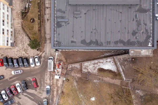 Drohnenaufnahmen Von Menschen Die Einem Gebäude Während Eines Bewölkten Frühlingsmorgens — Stockfoto