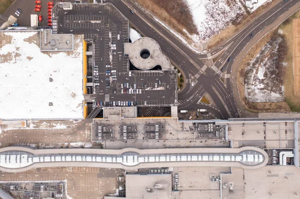 Drohnenaufnahmen Von Einkaufszentrum Und Parkplatz Während Des Trüben Frühlingsmorgens Direkt — Stockfoto