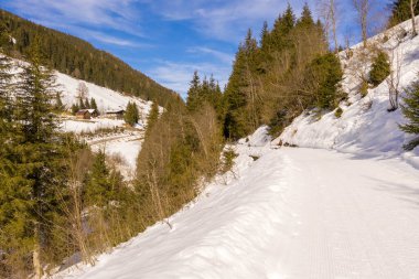 Güneşli kış günlerinde dağların, ormanın, yolların drone fotoğrafçılığı. Yüksek açı görünümü