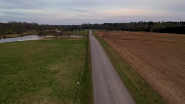 Filmato Drone Strada Rurale Una Corsia Circondata Campi Agricoli Durante — Video Stock