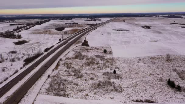 冬季黎明时正在建造的公路桥梁的无人机摄影 高角度视图 — 图库视频影像