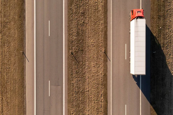 Drohne Fotografiert Autobahn Direkt Über Und Lkw Fahren Frühlingsmorgen — Stockfoto