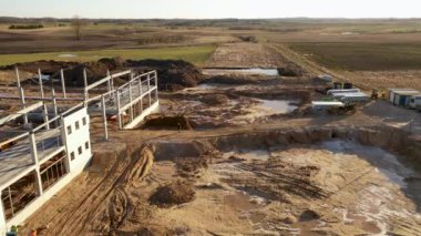 İnşaat işçisinin bahar sabahı inşaat alanında yürüdüğünü gösteren İHA görüntüleri.